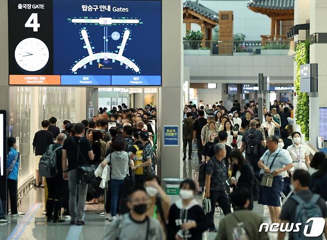 (인천공항=뉴스1) 구윤성 기자 = 추석 연휴를 하루 앞둔 27일 오전 인천국제공항 제1여객터미널 출국장이 이용객들로 북적이고 있다.   인천국제공항공사는 추석 연휴 기간인 이날부터 다음 달 3일까지 총 7일간 121만3000명, 하루 평균 17만3000명이 공항을 이용할 것으로 내다봤다. 2023.9.27/뉴스1  Copyright (C) 뉴스1. All rights reserved. 무단 전재 및 재배포,  AI학습 이용 금지.