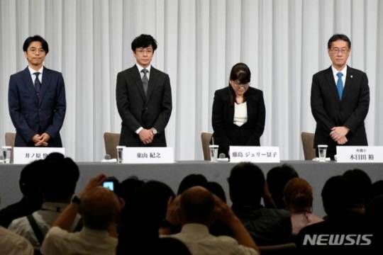7일 일본 거대 엔터테이먼트 업체 자니스가 도쿄에서 기자회견을 열어 창업자 겸 전 사장 자니 기타가와(2019년 사망)의 성착취 의혹에 대해 인정하고 사죄했다. 사진 왼쪽부터 연습생 격인 ‘자니스 주니어(Johnny’s Jr.)‘ 육성을 담당하는 자니스 아일랜드의 이노하라 요시히코 사장, 새 사장이 된 자니스 소속 탤런트 히가시야마 노리유키, 후지시마 줄리 게이코 전 사장, 사측 변호사인 기메다 히로시. AP 뉴시스