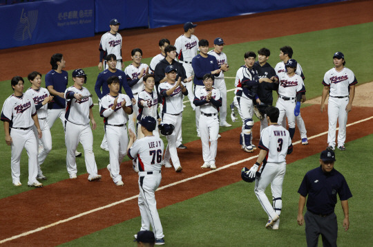 한국 야구대표팀이 1일 중국 항저우 샤오싱 야구장에서 열린 항저우아시안게임 야구 B조 조별리그 대한민국 대 홍콩의 경기에서 10대0으로 승리한 뒤 기뻐하고 있다. 뉴시스