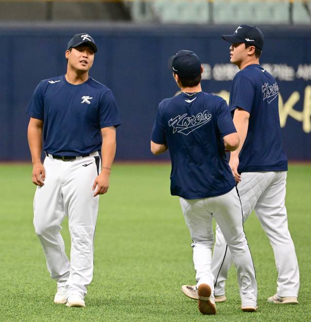 항저우 아시안게임 야구대표팀에서 환하게 웃으며 후배들과 이야기하는 강백호 / 고척 = 유진형 기자 zolong@mydaily.co.kr