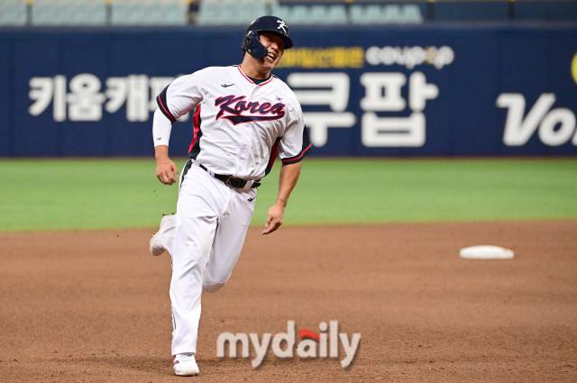 상무와의 연습 경기에서 전력 질주하는 강백호 / 고척 = 유진형 기자 zolong@mydaily.co.kr