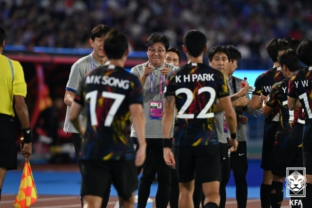 송민규와 황선홍 감독/대한축구협회