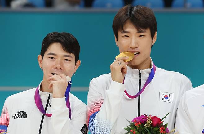 1일 중국 항저우 첸탕 롤러스포츠 센터에서 열린 19회 항저우 아시안게임 롤러스케이트 남자 스피드 1000ｍ 결승에서 금메달을 차지한 최광호(오른쪽)와 은메달을 차지한 정철원이 시상대에 올라 메달을 들고 포즈를 취하는 모습. [연합]
