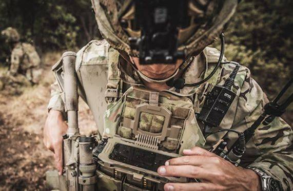 미군 장병이 갤럭시 S23 택티컬 에디션(TE)을 활용하고 있다. (사진=삼성전자 제공)  *재판매 및 DB 금지