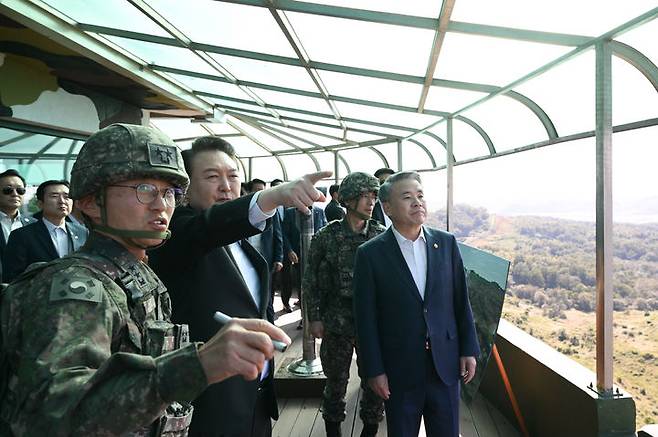 [연천=뉴시스] 윤석열 대통령이 1일 경기도 연천군 육군 제25사단 상승전망대를 찾아 북측을 바라보며 최성진 사단장으로부터 시설 등에 대한 설명을 듣고 있다. (사진=대통령실 제공) 2023.10.01. photo@newsis.com *재판매 및 DB 금지