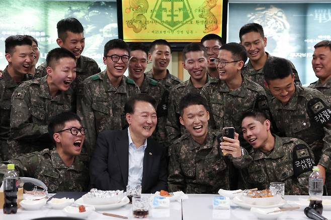 윤석열 대통령, 추석 연휴 중 전방부대 장병들 만나. 연합뉴스