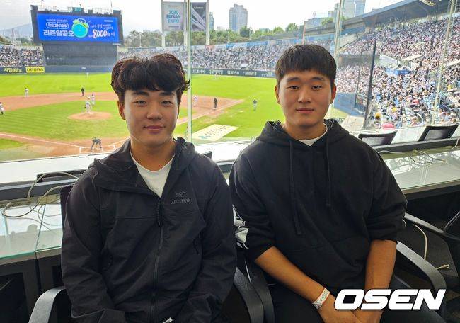 [OSEN=잠실, 이후광 기자] 두산 여동건(좌)과 김택연 / backlight@osen.co.kr