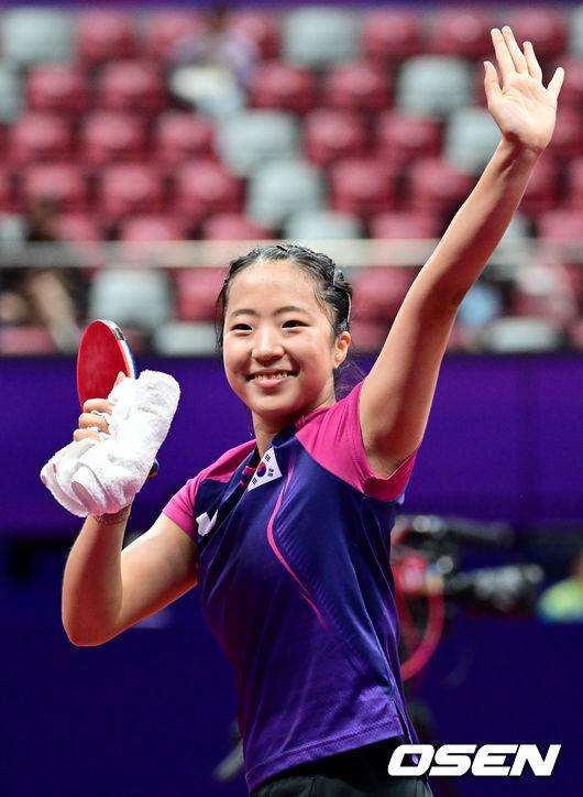 [OSEN=항저우(중국), 최규한 기자] 30일 오후 중국 항저우 궁수 캐널 스포츠파크 체육관에서 열린 ‘19회 항저우 아시안게임’ 여자 8강전 한국 신유빈과 대만 의 천쓰위의 경기, 신유빈이 4-1(6-11 11-9 11-7 11-7 11-3)로 승리하며 동메달을 확보했다.경기 종료 직후 한국 신유빈이 승리에 기뻐하고 있다. 2022.09.30 / dreamer@osen.co.kr
