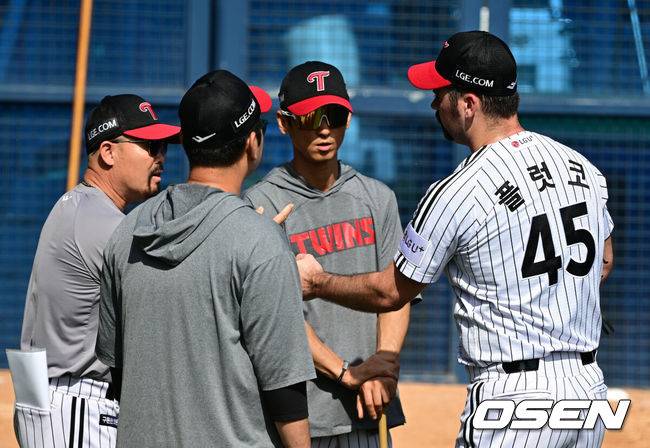 [OSEN=잠실, 지형준 기자] 부상(좌측 골반뼈 타박상)으로 엔트리에서 제외된 LG 플럿코가 23일 잠실구장에서 불펜 피칭을 마치고 김용일 트레이너, 김경태 투수 코치와 이야기를 나누고 있다. 2023.09.23 /jpnews@osen.co.kr