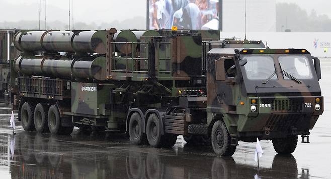 지난달 26일 경기&nbsp;성남시 서울공항에서 열린 제75주년 국군의 날 기념식에서 장거리 지대공유도무기(L-SAM) 발사차량이 분열하고 있다. 성남=뉴스1