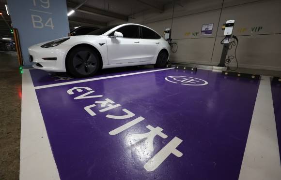 연말까지 전기차 보조금 780만원까지 확대 - 25일 기획재정부와 환경부가 발표한 ‘전기 승용차 구매 보조금 지원 확대 방안’에 따르면 전기차 구매자에게 지급되는 국고 보조금이 현행 680만원에서 780만원으로 늘어난다.   추가 보조금은 5700만원 미만의 차량을 구매할 때 지원된다. 또 법인과 개인사업자의 구매지원 대수도 확대했다.  기존에는 2년에 1대까지로 제한했지만, 2년이 지나지 않은 법인·개인사업자도 전기차 구매 보조금 지원을 받을 수 있다.  사진은 이날 오후 서울 시내 전기차 충전소 모습. 2023.9.25/뉴스1