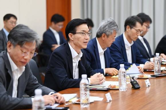 방문규 장관, 수출현장방문단 출범식 참석 - 방문규 산업통상자원부 장관이 26일 충남 아산시 현대자동차 아산공장에서 열린 수출현장방문단 출범식에 참석해 인사말을 하고 있다. 2023.9.26 산업통상자원부 제공