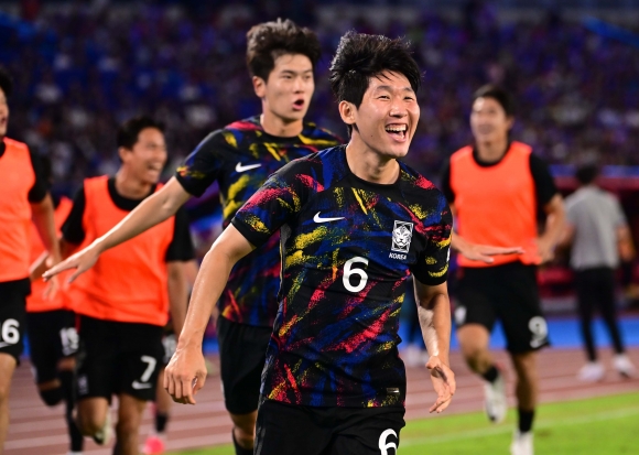 축구 대표팀 홍현석이 1일 오후 중국 항저우 황룽 스포츠센터 스타디움에서 열린 ‘2022 항저우 아시안게임’ 축구 8강전 중국과의 경기에서 골을 넣고 환호하고 있다. 2023.10.1 항저우 오장환 기자