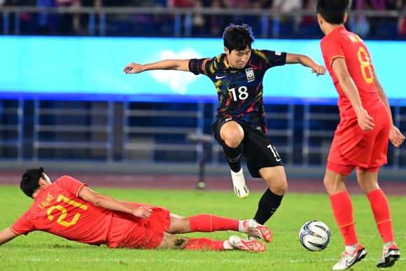 축구 대표팀 이강인이 1일 오후 중국 항저우 황룽 스포츠센터 스타디움에서 열린 ‘2022 항저우 아시안게임’ 축구 8강전 중국과의 경기에서 태클을 피하고 있다.  2023.10.1 항저우 오장환 기자