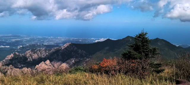 지난달 30일 올가을 첫 단풍이 관측된 강원 설악산에 1일 단풍이 물들기 시작하고 있다. 사진은 중청대피소에서 바라본 설악산 일원 모습. 연합뉴스