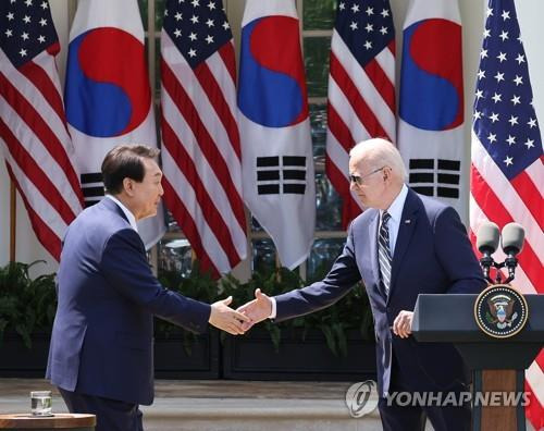 한미 정상 공동기자회견 악수  미국을 국빈 방문한 윤석열 대통령과 조 바이든 미국 대통령이 2023년 4월 26일(현지시간) 워싱턴DC 백악관 로즈가든에서 열린 공동 기자회견에서 악수하고 있다. 2023.10.1
 [연합뉴스 자료사진]