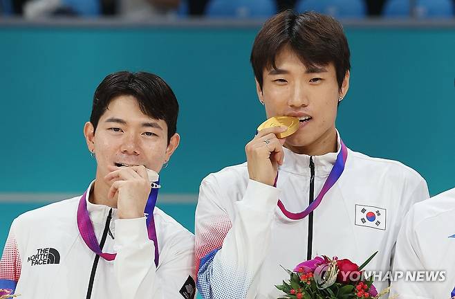 금ㆍ은의 맛 (항저우=연합뉴스) 김인철 기자 = 1일 중국 항저우 첸탕 롤러스포츠 센터에서 열린 19회 항저우 아시안게임 롤러스케이트 남자 스피드 1,000ｍ 결승에서 금메달을 차지한 최광호(오른쪽)와 은메달을 차지한 정철원이 시상대에 올라 메달을 들고 포즈를 취하고 있다. 2023.10.1 yatoya@yna.co.kr