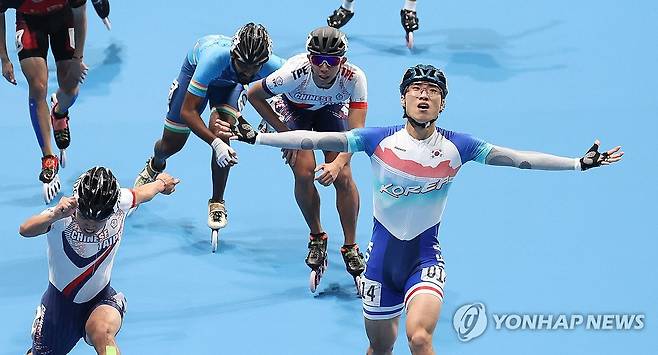 최광호 '금메달이다!' (항저우=연합뉴스) 김인철 기자 = 1일 중국 항저우 첸탕 롤러스포츠 센터에서 열린 19회 항저우 아시안게임 롤러스케이트 남자 스피드 스케이트 1,000m 결승에서 금메달을 획득한 최광호가 1위로 결승선을 통과하고 있다. 2023.10.1 yatoya@yna.co.kr