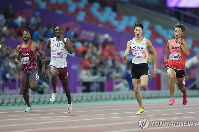 200ｍ 준결승에서 3위를 차지해 결승에 진출한 고승환(오른쪽에서 두 번째)  [AP=연합뉴스]