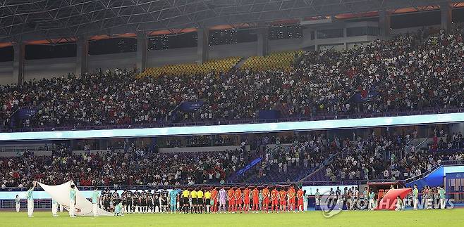 남자축구 8강 한중전 (항저우=연합뉴스) 이지은 기자 = 1일 중국 항저우 황룽 스포츠센터 스타디움에서 열린 2022 항저우 아시안게임 남자 축구 8강전 중국과의 경기. 대한민국 선수들이 국기에 대한 경례를 하고 있다. 2023.10.1 jieunlee@yna.co.kr