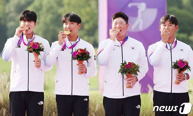 1일 오후 중국 항저우 서호 국제 골프코스에서 열린 2022 항저우 아시안게임 골프 남자 단체전에서 1위를 차지해 금메달을 목에 건 장유빈(왼쪽부터)과 조우영, 임성재, 김시우가 포즈를 취하고 있다. 2023.10.1/뉴스1 ⓒ News1 민경석 기자