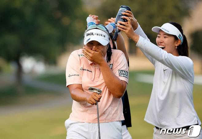 유해란이 2일(한국시간) 열린 LPGA투어 아칸소 챔피언십에서 우승을 확정한 뒤 동료들의 물세례를 받고 있다. ⓒ AFP=뉴스1