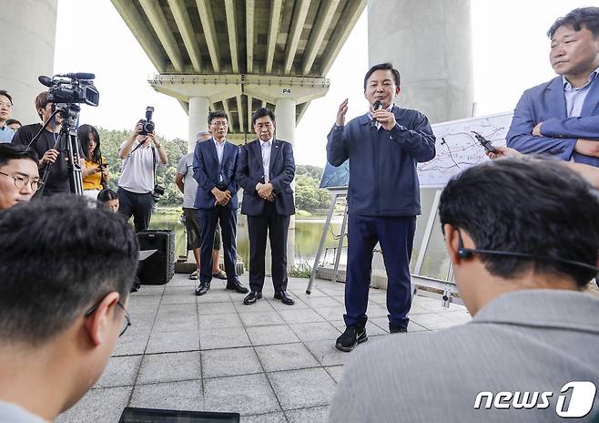 원희룡 국토부장관이 27일 경기 양평군 강상면 서울-양평 고속도로 대안 노선 종점 인근에서 현장점검 후 취재진의 질문에 답하고 있다. 2023.7.27/뉴스1 ⓒ News1 김도우 기자