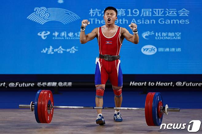 북한의 박명진 선수가 2022 아시안게임 역도 61㎏급 경기를 진행하고 있다. ⓒ 로이터=뉴스1 ⓒ News1 이형진 기자