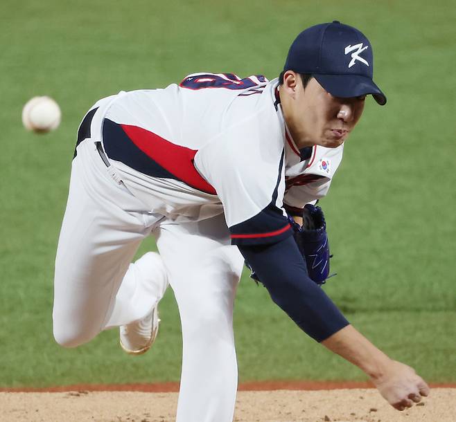 1일 중국 저장성 항저우 인근 사오싱 야구·소프트볼 스포츠센터 제1구장에서 열린 항저우 아시안게임 야구 B조 조별리그 한국과 홍콩의 경기. 선발투수 원태인이 역투하고 있다.  사진 | 샤오싱=연합뉴스