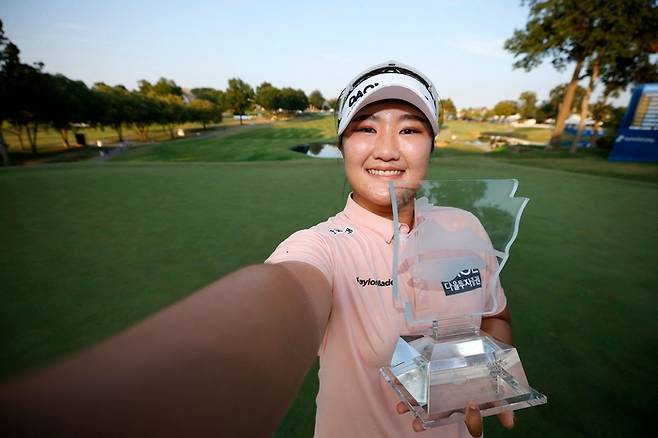 유해란이 2일(한국시간) 피너클CC에서 열린 LPGA투어 월마트 NW 아칸소 챔피언십에서 우승을 따낸 뒤 트로피를 들고 셀카 포즈를 취하고 있다. 로저스(미 아칸소주) | AFP 연합뉴스