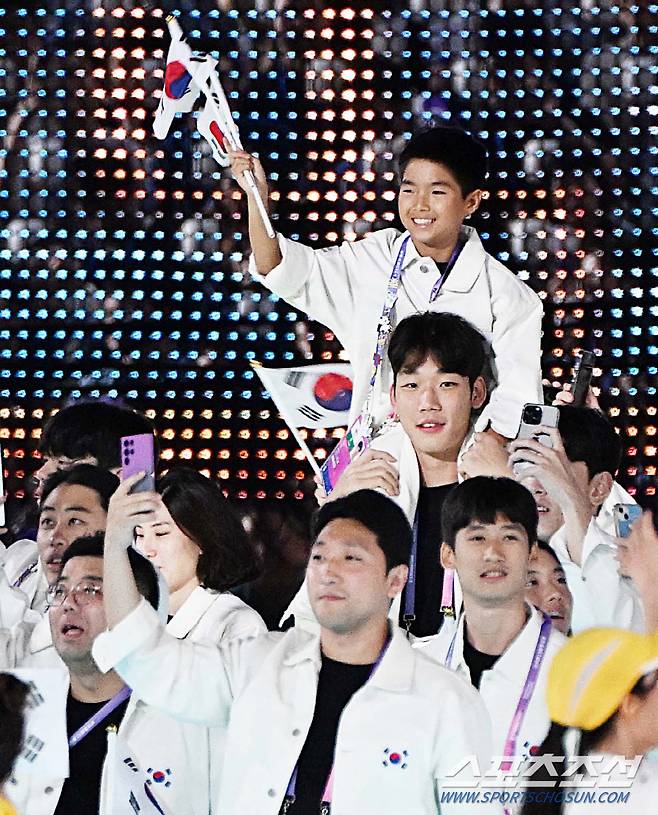 23일 중국 항저우 올림픽 스포츠센터 스타디움에서 열린 2022 항저우 아시안게임 개막식에서 대한민국 국가대표 선수단이 입장하고 있다. 항저우(중국)=송정헌 기자songs@sportschosun.com/2023.09.23/