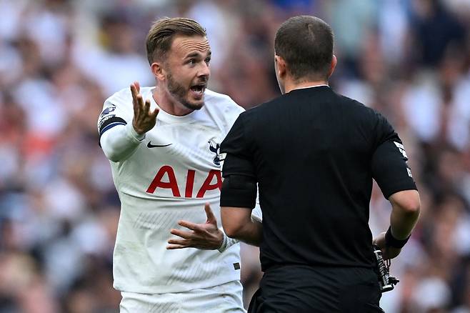 Tottenham Hotspur's English midfielder #10 James Maddison (L) appeals to English referee Peter Bankes (R) during the English Premier League football match between Tottenham Hotspur and Sheffield United at Tottenham Hotspur Stadium in London, on September 16, 2023. (Photo by JUSTIN TALLIS / AFP) / RESTRICTED TO EDITORIAL USE. No use with unauthorized audio, video, data, fixture lists, club/league logos or 'live' services. Online in-match use limited to 120 images. An additional 40 images may be used in extra time. No video emulation. Social media in-match use limited to 120 images. An additional 40 images may be used in extra time. No use in betting publications, games or single club/league/player publications. /