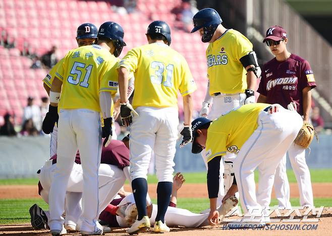 29일 잠실야구장에서 열린 키움과 두산의 경기, 키움 선발 장재영이 1회말 1사 만루에서 양석환의 타구에 맞아 쓰러져 있다.  잠실=최문영 기자deer@sportschosun.com /2023.10.02/