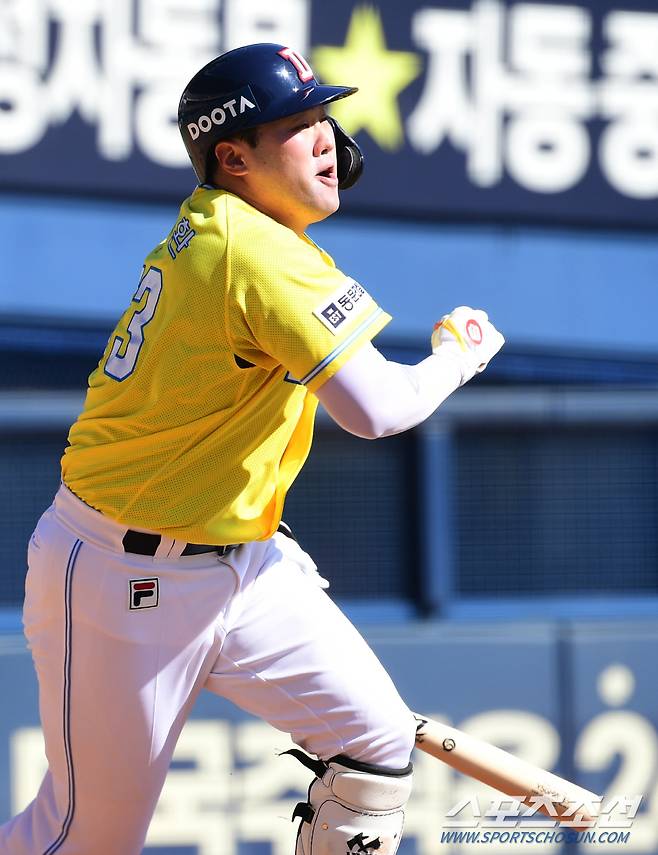 29일 잠실야구장에서 열린 키움과 두산의 경기, 두산 양석환이 1회말 1사 만루에서 투구앞 2타점 2루타를 치고 있다. 잠실=최문영 기자deer@sportschosun.com /2023.10.02/