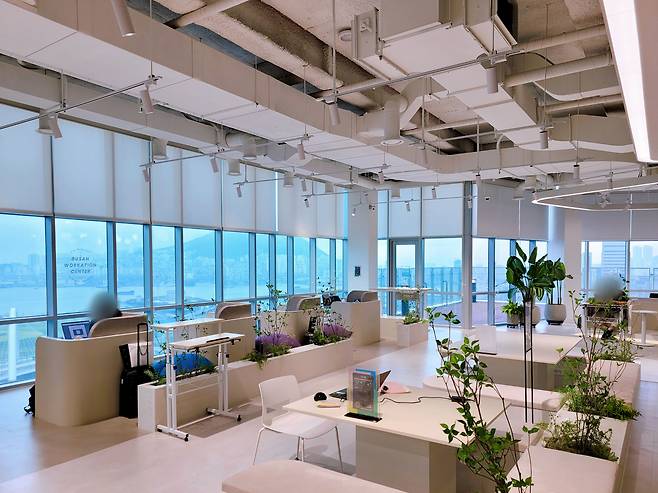 부산 동구에 위치한 워케이션 거점센터에서 지난달 20일 오전 직장인들이 일과 휴식을 병행하고 있다. 통유리 너머로 부산 바다 전경이 보인다. /홍다영 기자