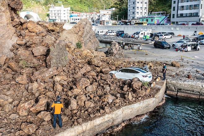 2일 오전 6시 56분쯤 경북 울릉군 서면 남양리 '통구미 거북바위' 머리 부분이 무너지는 사고가 발생해 소방대원과 경찰이 현장을 수습하고 있다. /뉴스1