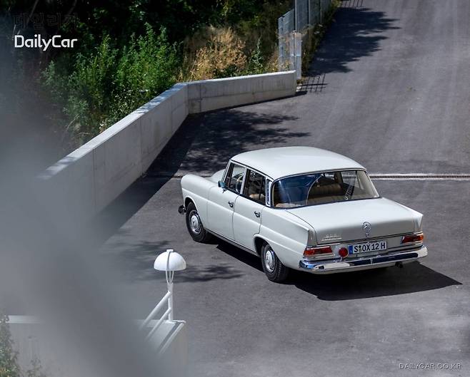 벤츠, W 110 (E 200), (테일핀), (1965년 생산된 E클래스 3세대 모델)