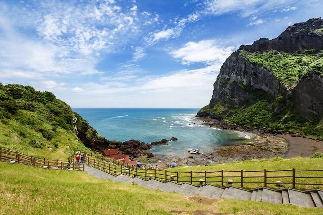 휴식을 위해 찾은 자연은 언제나 우리에게 품을 내어 준다. 어느 곳으로 가면 더 많은 행복감을 느끼며 더 큰 힐링 효과를 얻을 수 있을까. 게티이미지뱅크