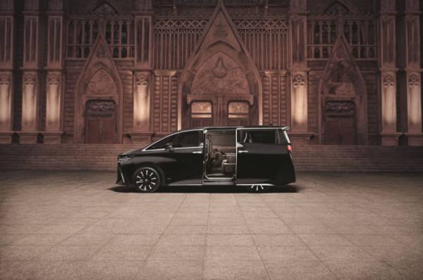 ▲알파드 측면 도어가 열리는 모습. 파워리프트가 적용돼 사람이 끝까지 문을 열고 닫지 않아도 된다. (사진제공=한국토요타자동차요)