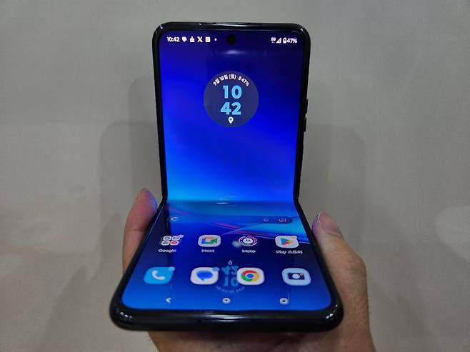 모토로라 레이저40울트라. 사진=구자윤 기자