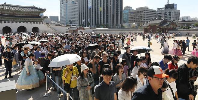 [서울=뉴시스] 김명원 기자 = 추석연휴, 임시공휴일인 2일 시민들과 관광객들이 서울 종로구 경복궁을 찾아 휴일을 즐기고 있다. 2023.10.02. kmx1105@newsis.com <저작권자ⓒ 공감언론 뉴시스통신사. 무단전재-재배포 금지.> /사진=뉴시스화상