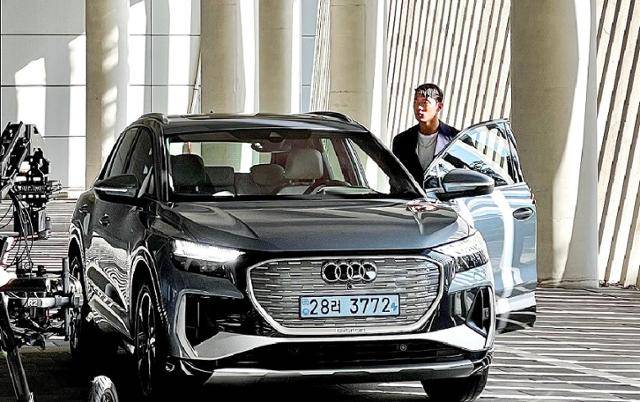 아우디 순수 전기 SUV Q4 e-트론에 탑승하는 황희찬. 아우디 코리아 제공