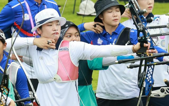 한국 여자 양궁대표팀의 강채영이 9월 30일 중국 항저우 푸양 인후 스포츠센터에서 2022 항저우 아시안게임 양궁 리커브 경기 전 연습을 하고 있다. 항저우=연합뉴스