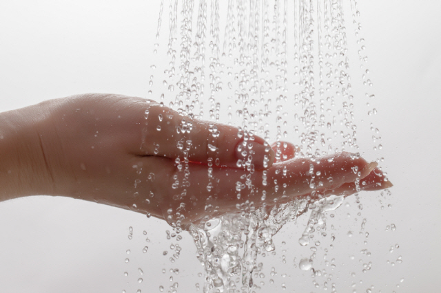 용변을 본 후에는 위생을 고려했을 때 반드시 손을 깨끗이 씻어야 한다. 손 씻기는 손을 잘 건조하는 것까지 포함한다./사진=클립아트코리아
