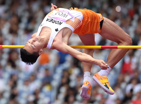 <yonhap photo-1844="">2일 중국 항저우 올림픽 스포츠센터에서 열린 남자 높이뛰기 예선에서 우상혁이 2m15 1차 시기 바를 넘고 있다. 사진=연합뉴스</yonhap>