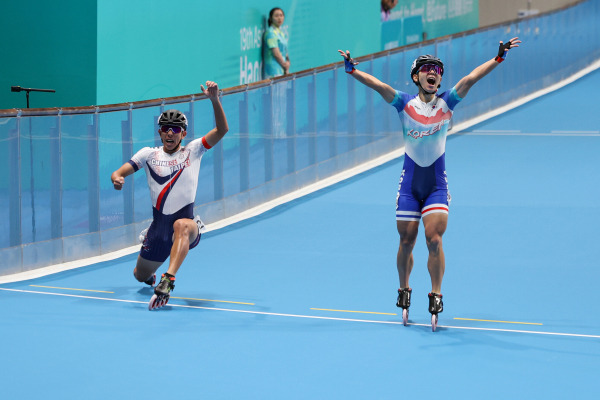 <yonhap photo-1953="">2일 열린 항저우 아시안게임 롤러스케이트 남자 스피드 3000m 계주에서 한국 마지막 주자 정철원이 2등으로 결승선을 통과하고 있다. 1등으로 여겼지만 세리머니를 펼치다가 0.01초 뒤졌다. 사진=연합뉴스 </yonhap>