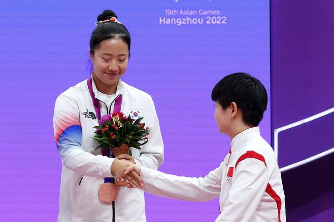 .신유빈이 금메달리스트 쑨잉샤와 악수하고 있다. 항저우(중국)=장진영 기자