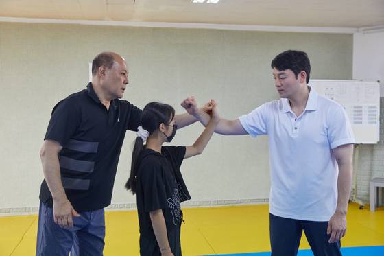 김형익(맨 왼쪽) 원장은 “호신술을 사용해야 하는 상황이 오기 전에 위험 상황을 빨리 벗어나는 게 가장 좋다”고 강조했다.