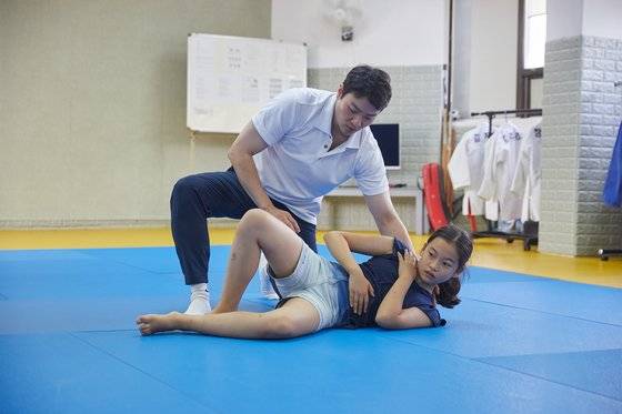 넘어지게 될 때 머리는 숙여서 배꼽을 바라보고, 팔은 위로 들거나 몸에 붙여 바닥에 부딪히지 않게 한다.