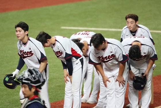 한국 야구대표팀이 1일 열린 항저우 아시안게임 야구 B조 조별리그 홍콩전에서 승리한 뒤 관중에게 인사하고 있다. 연합뉴스